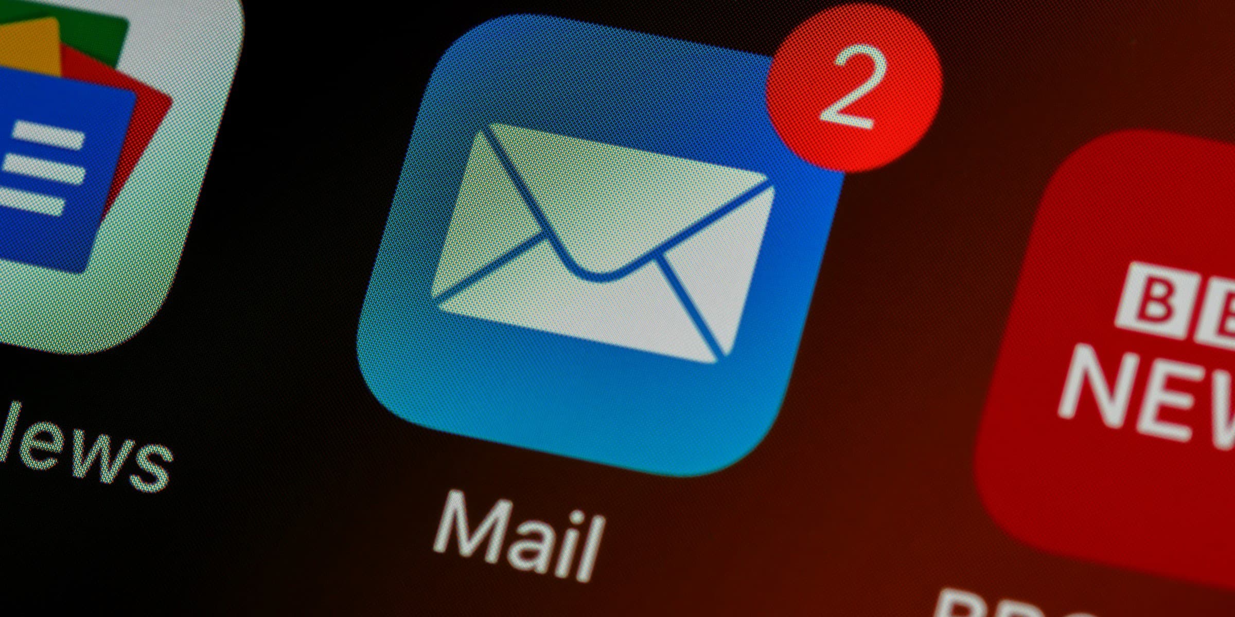 mail app on phone with 2 notificataions